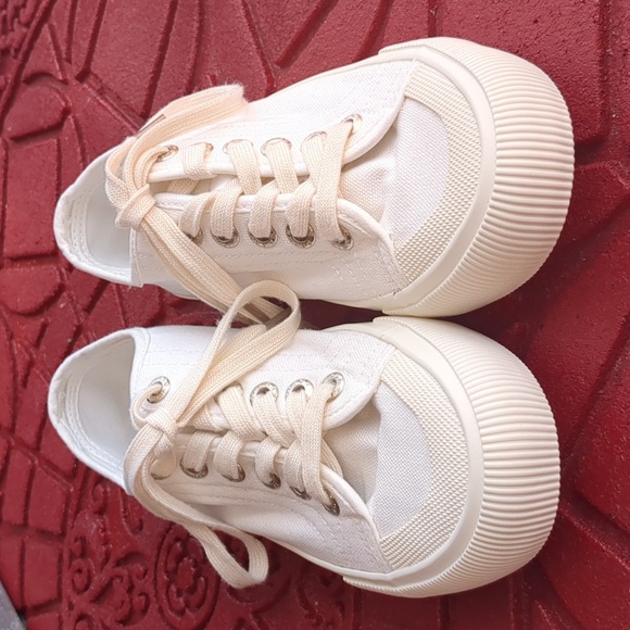 Jeen Ardor Women's size 8 white canvas fashion low-top sneakers - Picture 2 of 15